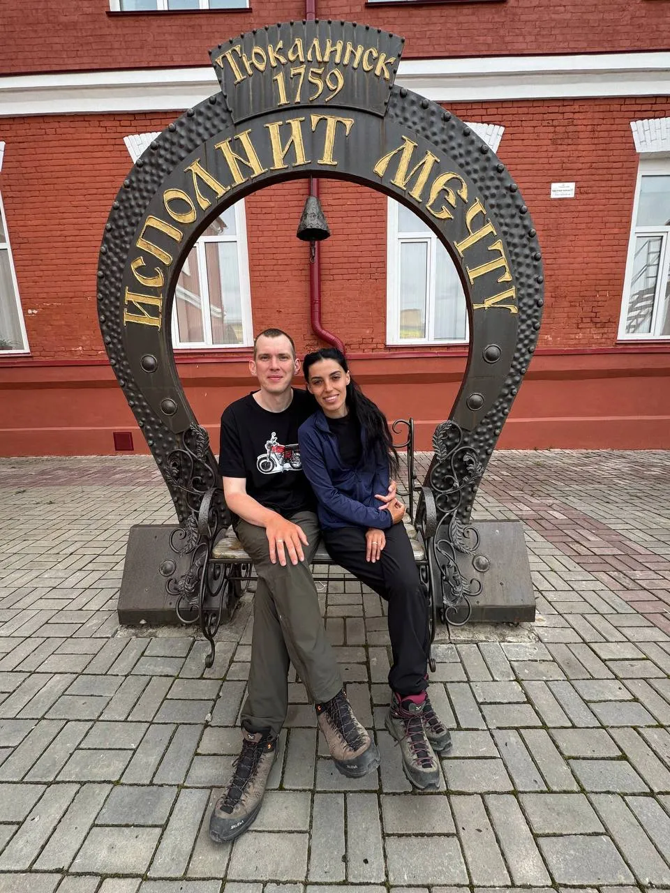 Семейная пара которая идёт пешком из Москвы до Владивостока добралась до Омской области Авторам телеграм канала Пешком через Россию Москва Владивосток потребовалось на это четыре месяца Свой путь супруги Павел и Тамара начали 19 января с Красной площади в Москве За 120 дней они прошли более 2700 километров через Нижний Новгород Казань Ижевск Екатеринбург и Тюмень а на момент выхода этой новости семейная пара находится в Тюкалинске В нашей области блогеры побывали в Крутинке и на озере Ик Судя по таблице приведённой в их телеграм канале в Омск они придут примерно через четыре дня Для этого им предстоит пройти примерно 160 километров Если они будут сохранять темп в 12 минут на километр то путь до областного центра займёт примерно 13 14 часов непрерывной ходьбы  Подобные путешествия редкость В 2022 году Om1 Омск рассказывал о смельчаке Денисе Бритвине который ехал на самокате из Санкт Петербурга во Владивосток Свою поездку впрочем тот прервал на полпути телеграм канал Пешком через Россию Москва Владивосток Om1 Омск в MАКС подписывайтесь и читайте новости без ограничений