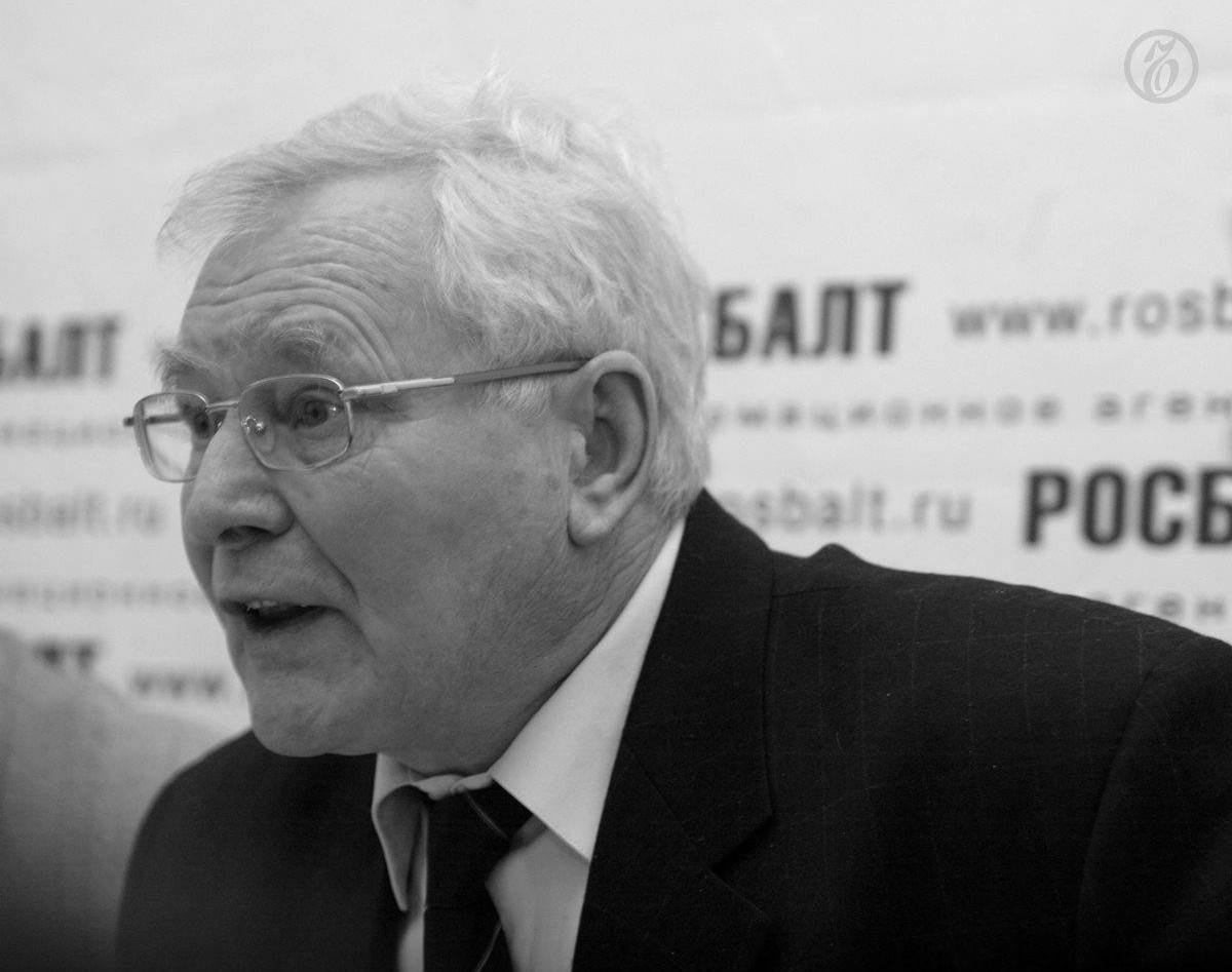 Умер публицист Сергей Кара Мурза ему было 86 лет сообщил философ Рустем Фахитов Он назвал Кара Мурзу одним из ведущих идеологов и публицистов левопатриотической оппозиции 90 х 2010 х Сергей Кара Мурза известен работами об общественном сознании Он был сторонником коллективизма и рационального мышления В 1990 е годы публиковался в газете Правда В числе его публицистических работ Манипуляция сознанием Демонтаж народа Потерянный разум Советская цивилизация Кто такие русские пишет Коммерсант