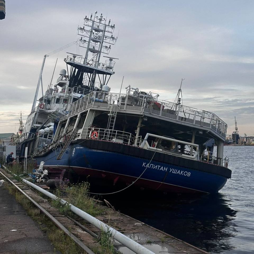 Следователи проводят проверку из-за затопления морского буксира "Капитан Ушаков"  По предварительным данным, инцидент произошёл в пятницу вечером, 8 августа. На территории Балтийского завода проводились работы по достройке морского буксира "Капитан Ушаков", который был пришвартован к причалу.  В результате инцидента затопило помещение вспомогательных механизмов. Пострадавших нет. Сумма ущерба устанавливается, сообщили в Западном межрегиональном следственном управлении на транспорте СК РФ.  Проводится доследственная проверка по ч. 1 ст. 216 УК РФ  нарушение правил безопасности при ведении строительных и иных работ .   Официальный канал Западного МСУТ СК России