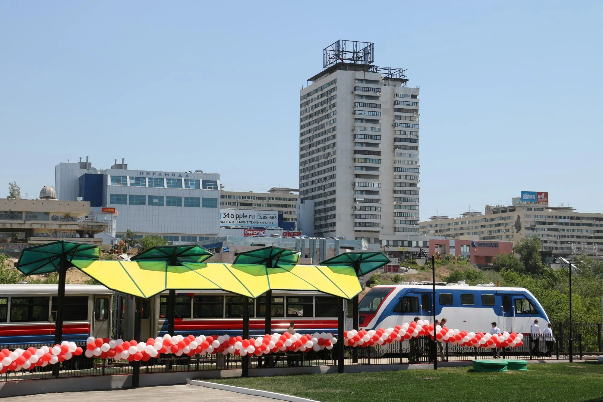 1 мая начинает работать Приволжская детская железная дорога в Волгограде Сезон продлится до 31 октября В любой день недели жители и гости города смогут прокатиться на поезде под управлением юных железнодорожников по пойме р Царица и посетить экспозицию музея истории детской магистрали Отправление экскурсионных составов со станции Площадь Чекистов в будни в 10 00 11 00 12 00 15 00 16 00 и 17 00 в выходные каждый час с 10 00 до 17 00 Дети до 5 лет катаются бесплатно Приволжская детская железная дорога открылась 2 мая 1948 г Сейчас она включает 1 2 км путей и три станции Пионерская Гаситель и Пл Чекистов