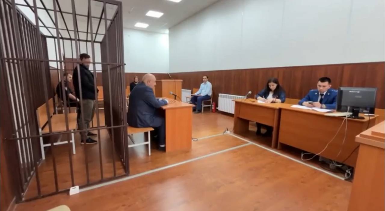 Мать в Дагестане просила заключить под домашний арест сына, укравшего у неё полмиллиона рублей Правоохранители полагают, что 22 апреля 2025 года мужчина проник в дом своей матери в селе Александро-Невское Тарумовского района республики. Там он зашёл в спальню и вытащил из ящика, находившегося на гладильной доске, 500 тысяч рублей и ушёл, сообщили в пресс-службе судов Дагестана Мужчина сказал, что живёт и работает в другом регионе. Деньги ему понадобились для того, чтобы закрыть долги своей сожительницы. Он, совершая кражу, рассчитывал на то, что никто об этом не узнает. В суде мать задержанного просила отпустить сына под домашний арест. Суд избрал именно такую меру пресечения. Молодого человека отправили под домашний арест на два месяца. Постановление Тарумовского районного суда Дагестана в законную силу не вступило и может быть обжаловано. «ВКонтакте» и в «Одноклассниках», чтобы быть в курсе самых интересных новостей Кавказа. -канал АиФ – Северный Кавказ