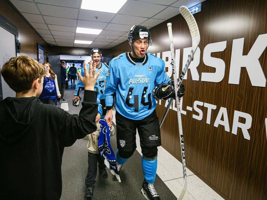 Дамир Шарипзянов примет участие в Матче звезд КХЛ Капитан Авангарда выиграл голосование болельщиков среди защитников в сборной KHL RUS Stars с огромным перевесом в 2010 голосов Дамир будет играть в одной команде с нападающими Александром Радуловым Данилом Аймурзиным и вратарем Филиппом Долгановым Сегодня 3 декабря стартует голосование представителей СМИ а затем свой выбор сделает Лига Таким образом будут определены составы всех 4 команд KHL Ural Stars KHL Rus Stars KHL U23 Stars и KHL World Stars   Напомним в этом году Матч звезд КХЛ пройдет 7 и 8 февраля в Екатеринбурге на льду новой УГМК Арены Фото ХК Авангард