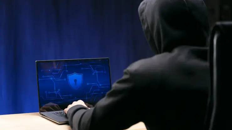 Житель Иркутска доверился мошенникам продал авто взломал сейф и лишился 5 миллионов 23 летний житель Иркутска стал жертвой мошенников поверив в историю о взломанных аккаунтах и спасении родителей от уголовной ответственности В полицию Иркутска обратился молодой человек сообщивший о хищении крупной суммы денег Началось все с банального звонка якобы из почтового отделения с просьбой сообщить номер СНИЛС Дальше по накатанной схеме взлом аккаунта на Госуслугах оформление кредитов на родителей и угроза уголовной ответственности Фото ru freepik com Подписаться на sibnovosti ru предложить новость