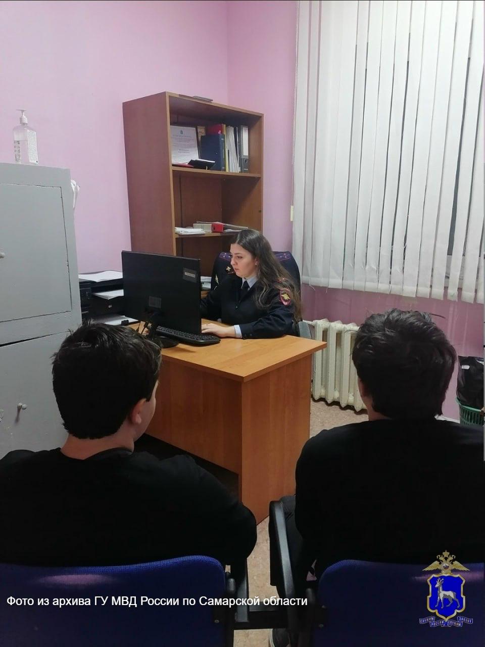 В школу 101 Кировского района Самары ворвался мужчина и схватил за горло одного из учеников Таким образом он пытался выяснить кто бил его сына Полиция проводит проверку По указанному факту ранее в отдел полиции по Кировскому району Управления МВД России по городу Самаре поступили заявления от законного представителя несовершеннолетнего участника инцидента и администрации школы сообщили в пресс службе ГУ МВД России по Самарской области