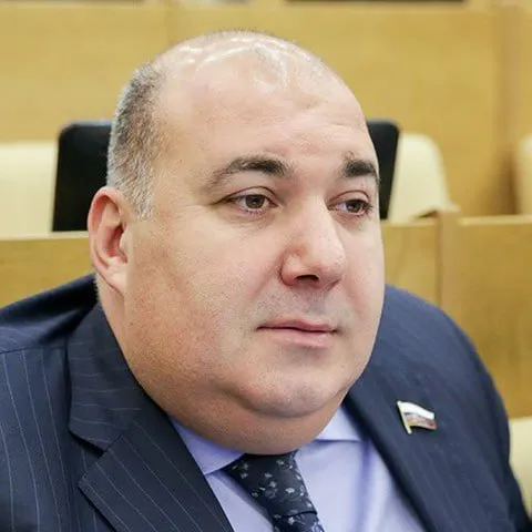 Типичный коррупционер в России это мужчина от 30 до 49 лет с высшим образованием семьей и без предыдущих судимостей Криминологический портрет составленный Генпрокуратурой по запросу РБК показывает что за восемь лет 2018 2025 выявлено свыше 140 тыс таких преступников из них более 20 тыс в 2025 году Наиболее распространенная форма коррупции взяточничество За восемь лет доля взяткодателей взяткополучателей и посредников выросла с 48 4 до 67 4 На мошенничество в прошлом году пришлось лишь 12 2