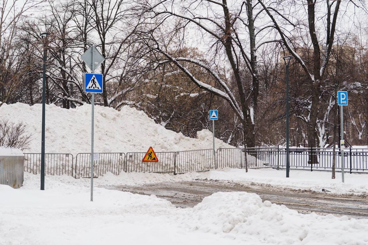 Снежная дюна в Миусском переулке вернулась и если верить прогнозам синоптиков продолжит расти в ближайшие два дня