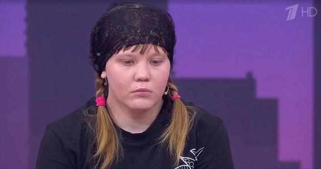 На мать убитого 2-летнего малыша из Муромцевского района завели уголовное дело за неисполнение родительских обязанностей, которое привело к смерти ребенка. Об этом сообщили в областной прокуратуре. Девушка проживала вместе с мужем и 2-летним сыном от другого брака. Мужчина систематически издевался над мальчиком и ограничивал его в еде. Мать не пыталась это остановить и не сообщала в полицию. В итоге в марте мужчина настолько избил ребенка, что от травм он скончался. На отчима также заведено уголовное дело за убийство и истязание. Он находится в СИЗО. Сейчас 20-летняя девушка находится на седьмом месяце беременности.