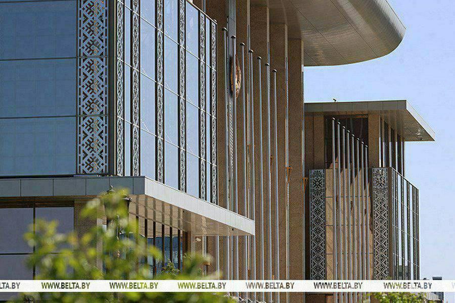 Президент Беларуси Александр Лукашенко поздравил соотечественников с Днем Октябрьской революции Этот праздник дань уважения событиям которые повлияли на ход мировой истории и заложили основу для формирования белорусской государственности говорится в поздравлении Зарожденная в октябре 1917 года на принципах справедливости и народовластия модель социального государства сформировала прочный фундамент для развития нашей страны отметил Глава государства Уроки Октябрьской революции для многих стран стали примером борьбы за права и свободу идеалы и ценности Сохранив традицию празднования белорусы наполнили ее созидательным смыслом в основе которого эволюционный путь устойчивого преобразования общества без социальной вражды и потрясений День 7 ноября спустя десятилетия знаменует трудовые достижения и важные открытия