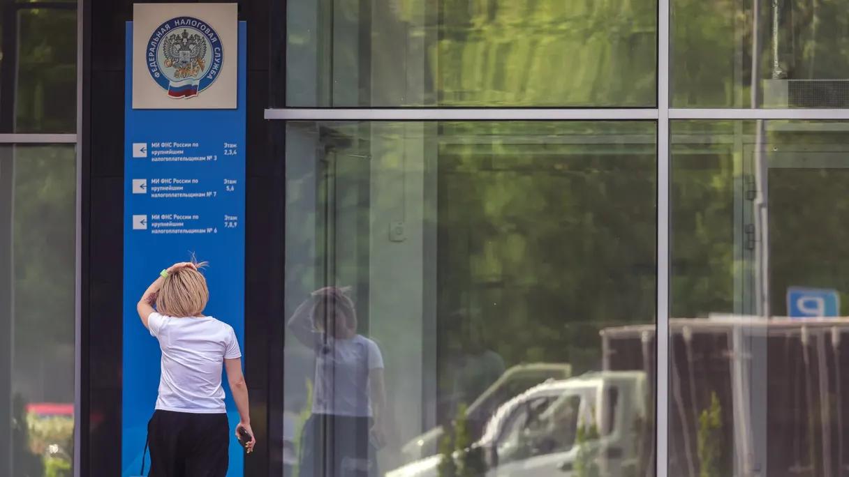 Налоговики стали чаще проверять доходы физлиц в недружественных странах В последнее время налоговые органы начали активные проверки доходов российских резидентов которые они получили в недружественных странах Зачастую речь идет о Швейцарии а также странах Европейского союза ЕС При этом охватывают проверки не только 2024 й но и предыдущие 2022 2023 годы Об этой тенденции Forbes рассказали представители крупных консалтинговых и юридических компаний До весны 2025 года Минфин придерживался позиции по которой даже при взимании иностранным государством налогов не в соответствии с СИДН российские налоговые органы все равно засчитывали их Однако в 2025 году Минфин скорректировал позицию выпустив письма относительно разных недружественных стран продолжает эксперт Теперь если недружественное государство взимает налог в нарушение положений СИДН то зачесть его нельзя говорит партнер группы услуг в области управления персоналом и налогообложения физлиц Kept Донат Подниек Подробности на сайте Forbes Здание Федеральной налоговой службы на Преображенской площади Фото Натальи Шатохиной NEWS ru ТАСС