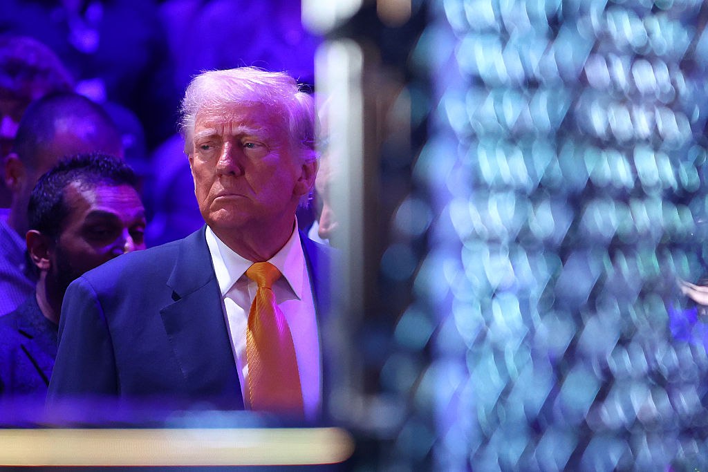 Трамп анонсировал рекордное число титульных боев на турнире UFC в Белом доме Предстоящий турнир UFC в Белом доме 14 июня будет включать восемь или девять чемпионских боев заявил президент США Дональд Трамп на церемонии вручения премии центра Кеннеди По словам Трампа это будут крупнейшие бои из всех что когда либо были в UFC каждый будет чемпионским и легендарным Арена возле Белого дома будет вмещать 5 6 тыс человек еще около 100 тыс смогут увидеть турнир на больших экранах на улице рассказал президент США Ранее UFC проводил не больше трех титульных боев за турнир Глава промоушена Дэйна Уайт говорил что подбор бойцов для турнира в Вашингтоне начнется не раньше февраля или марта отмечает MMA Fighting Getty Images Подписаться на РБК Спорт