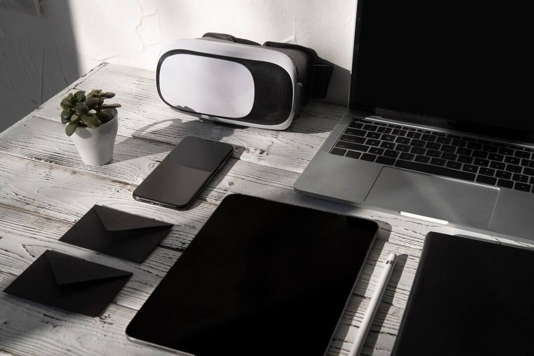 Продажи электроники и бытовой техники сократились Продажи электроники и бытовой техники по итогам десяти месяцев сократились на 9 В отдельных категориях падение достигло 25 При этом сегменты связанные с приготовлением пищи дома стали одними из наиболее быстрорастущих Эксперты ожидают постепенной стабилизации и роста рынка в течение 2026 года в связи с отложенным спросом и поэтапным снижением ключевой ставки