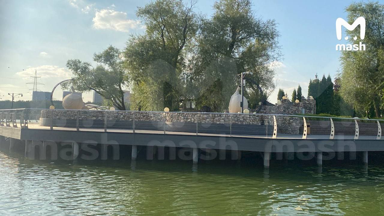 Саратовец против Киркорова в битве за берег Москвы реки Саратовский бизнесмен Глеб Рыськов вызвал на судебную дуэль Филиппа Киркорова Причина спора кусок элитного берега Москвы реки площадью 4 2 тыс кв метров сообщает ТГ канал Mash Музыкант в 2014 году якобы купил там участок берега в ипотеку Предприниматель утверждает что землю где теперь красуются теннисный корт домики и качели короля эстрады когда то незаконно приватизировали Теперь он требует через суд вернуть её государству и снести все постройки Рыськов не хочет забрать участок себе он предлагает сделать на этом месте общедоступную зону с пляжем и фуд кортами для всех желающих Фото ТГ канала Mash Читать на сайте саратов саратовскаяобласть