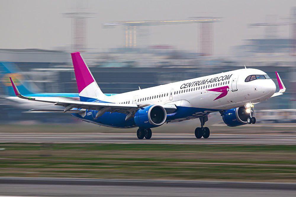 Centrum Air запускает рейсы из Самарканда в Хабаровск С 27 июня 2025 года узбекская авиакомпания Centrum Air откроет прямое сообщение по маршруту «Самарканд – Хабаровск». Перелёты по маршруту будут выполнять один раз в неделю — по пятницам. ℹCentrum Air — частная авиакомпания, созданная в 2023 году, со штаб-квартирой в Ташкенте. По состоянию на май 2025 года флот перевозчика состоял из 10 самолётов. Logistan.info Логистика Авиаперевозки