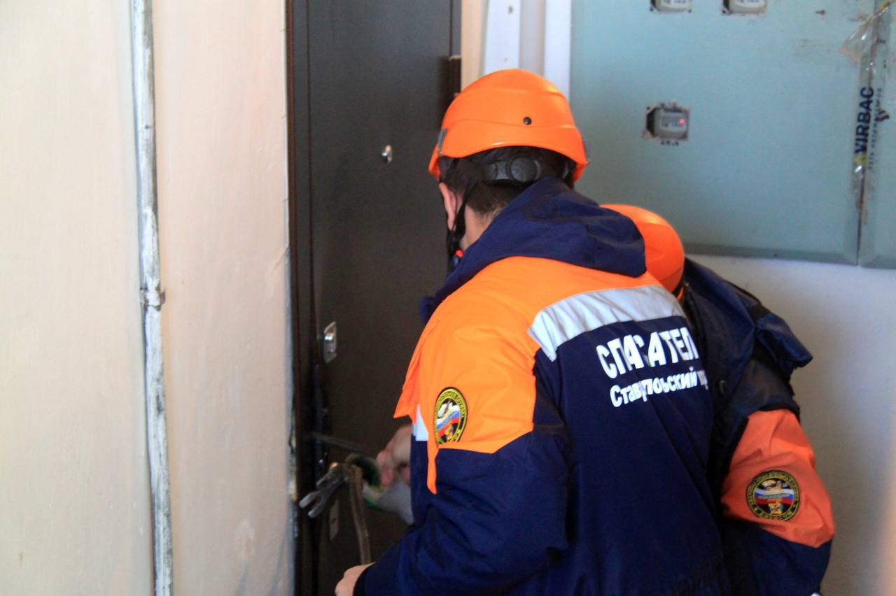  Двоих погибших нашли спасатели в Ставрополе на вызовах, связанных с запертыми дверьми. В первом случае соседи обратились в экстренные службы, когда заметили, что одинокий мужчина, живущий в частном доме, долго не выходил из жилья. Спасатели вскрыли дверь, за которой оказались тела мужчины и собаки. В тот же день обратилась женщина и рассказала, что её пожилой отец не отвечает на звонки. Спасатели отжали створку окна, проникли в квартиру на первом этаже и обнаружили тело пенсионера, сообщили в ПАСС СК.