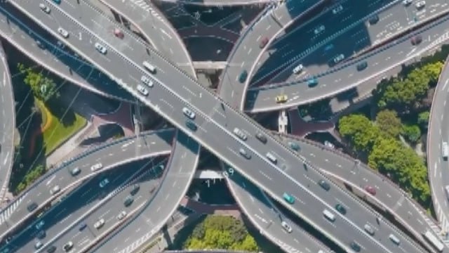 Переход от количества к качеству Китай запускает новый план по развитию авторынка По мере роста огромного китайского автомобильного сектора потребительские предпочтения становятся все более разнообразными семьи стимулируют спрос на просторные авто молодые покупатели выбирают умные машины любители активного отдыха все чаще предпочитают электрические внедорожники обладающие большим запасом хода В связи с этим в Китае начинается реализация нового плана по развитию авторынка основанного на раскрытии потенциала потребления Автопроизводителям необходимо адаптировать свое предложение к особенностям спроса совершив тем самым переход от количества к качеству Основным драйвером роста станут интеллектуальные подключенные транспортные средства Intelligent Connected Vehicles ICV Также в число приоритетных секторов каждый из которых как ожидается достигнет масштаба в триллион юаней более 140 млрд к 2027 г вошло производство микроавтобусов Дорожная карта разработанная для достижения этих целей предусматривает создание около 100 знаковых продуктов и инновационных предприятий запуск пилотных сценариев для новых технологий и расширение продаж транспортных средств на новых источниках энергии в сельской местности Кроме того будет расширен рынок подержанных автомобилей и услуги по их обслуживанию включая аренду и кемпинги для автодомов Китайская Панорама