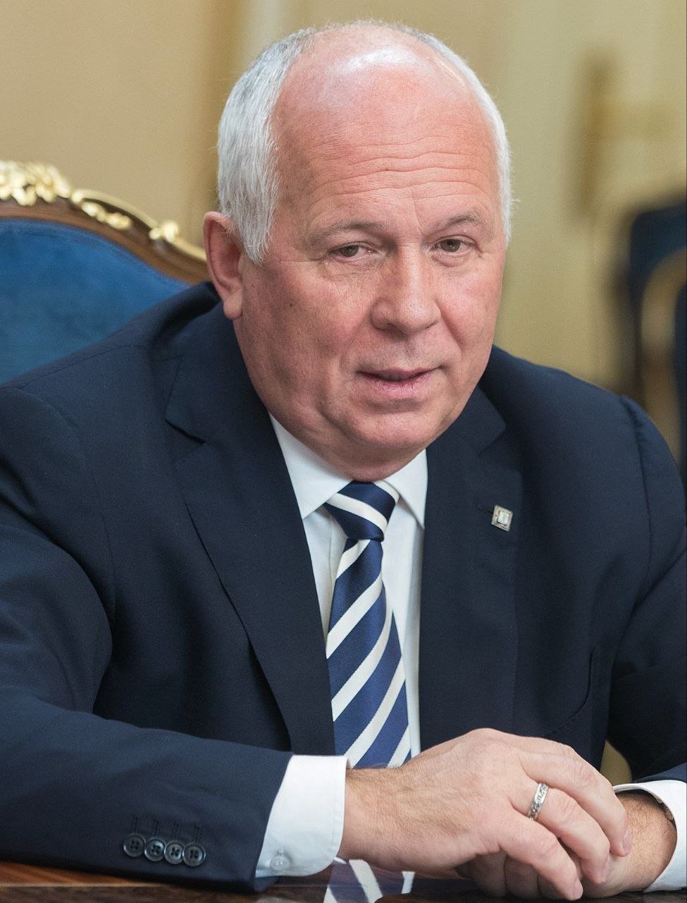 Чемезов призвал опровергнуть тезис о России как о "стране-бензоколонке" Генеральный директор "Ростеха" Сергей Чемезов заявил о необходимости разрушить стереотип, навязываемый американскими политиками, о России как о "стране-бензоколонке". По его словам, этот тезис отражает "степень ненависти к России", но одновременно служит стимулом для развития. Ключевые тезисы: - Будущее российской экономики должно основываться на современном производстве с высокой добавленной стоимостью, а не на экспорте сырья. - Стране необходимо стать максимально независимой от внешних факторов и создать конкурентоспособные товары. - "Целевой образ" — переход от сырьевой модели к технологичному и диверсифицированному хозяйству. Чемезов подчеркнул, что такой подход позволит уйти от роли ресурсного донора для других стран. #Новости