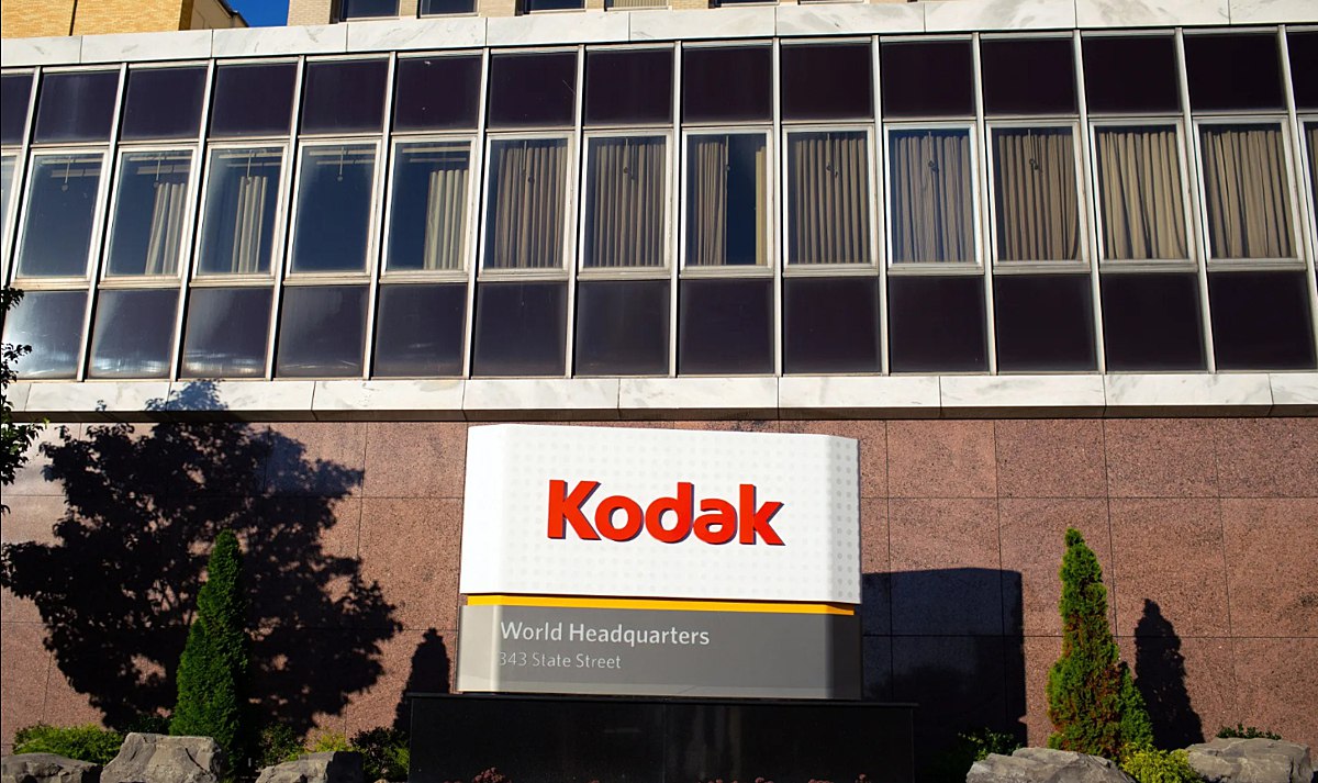 Акции американской Kodak, когда-то крупного производителя камер и фотоплёнки, упали на 25% на фоне отчётности за второй квартал. В ней компания заявила о «существенных сомнениях» по поводу свой способности продолжать работу из-за долгов  vc.ru/money/2153429