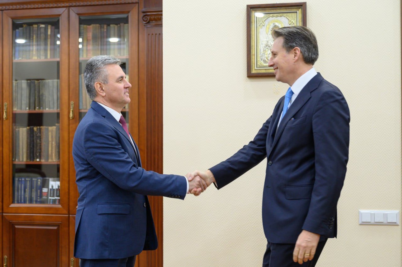 Президент ПМР Вадим Красносельский провёл встречу с послом Королевства Нидерландов в РМ Фредом Дейном В ходе встречи обсудили   Важность возобновления работы формата 5 2 и недопустимость подмены переговорного процесса   Финансовую помощь которую ЕС предлагал при соблюдении конкретных условий   Работу приднестровских и молдавских СМИ Глава государства отметил ангажированность молдавских СМИ и игнорирование ими фактов действительности psppmr