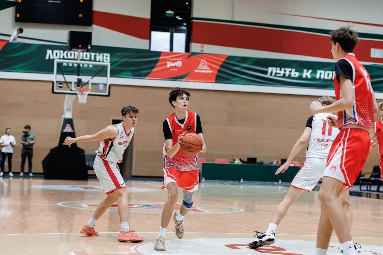 Команда юниоров до 18 лет Детско юношеской спортивной школы 1 Ставрополя успешно выступила на межрегиональных соревнованиях Первенства СКФО и ЮФО сезона 2025 26 которые проходили в Краснодарском крае Наши спортсмены провели серию напряжённых матчей продемонстрировав высокий уровень подготовки командный характер и уверенную игру Под руководством тренера преподавателя Николая Трофимова ребята заняли второе место завоевав серебряные медали и обеспечив себе выход в полуфинал соревнований отметил глава Ставрополя Иван Ульянченко Поздравляем ставропольскую команду с заслуженным успехом и желаем спортсменам уверенной игры и ярких побед в полуфинале