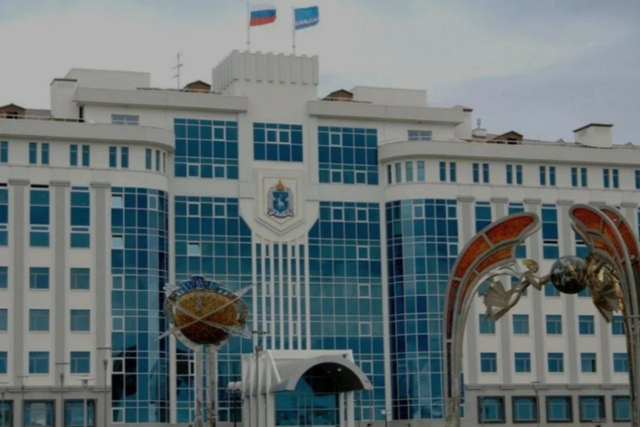 Ямал занял девятое место в списке регионов по социально-экономическому положению Место ЯНАО в списке регионов остается в десятке лидеров. Однако интегральный рейтинг по итогам 2024 года несколько снизился, сместив регион с седьмого места на девятое и изменив баллы с 73,88 на 73,14. Лидирующие позиции, как и ранее, занимают Москва и Санкт-Петербург. В десятку лидеров, помимо них и ЯНАО, входит ХМАО, Московская, Свердловская, Ленинградская области, республика Татарстан, Краснодарский и Красноярский край. #Ямал #РейтингРегионовРФ #ЖителиЯмала #СоциальноЭкономическоеПоложение