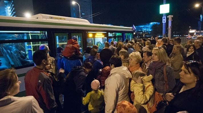 В Ростове пассажиров обвинили в автобусных давке на западном развороте.  Замглавы администрации Ростова Дмитрий Симков заявил, что в столпотворении на западном развороте виноваты сами пассажиры.   По его словам, люди отказываются садиться в переполненные автобусы, ожидая места для сидения.   Симков утверждает, что в вечерний час пик на этом развороте собирается до шести тысяч человек, но многие из них ждут, когда подойдет свободный автобус. Замглавы подчеркнул, что именно это создает толкучку.  Однако ростовчане в соцсетях раскритиковали заявление Симкова.   Люди пишут, что ждать подходящий автобус приходится больше часа, и выбора у них просто нет.  Дефицит водителей, по словам Симкова, тоже добавляет проблем.   Сейчас нехватка кадров в общественном транспорте города составляет 51%. Несмотря на зарплаты до 200 тысяч рублей, желающих работать немного.  Напомним, в ноябре мэр Алексей Логвиненко лично протестировал городской транспорт.   По его словам, автобусы в хорошем состоянии, но в час пик не соблюдают интервалы. Тогда он поручил Симкову найти решение.   Пока, похоже, дело ограничилось обвинениями пассажиров.