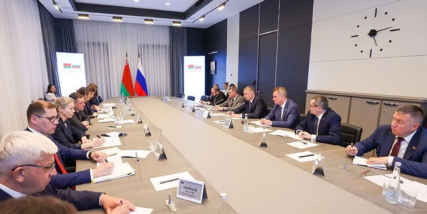 Глава Администрации Президента Беларуси Дмитрий Крутый провел рабочую встречу с руководством Псковской области Стороны обсудили перспективы сотрудничества в различных отраслях экономики Губернатор Михаил Ведерников отметил тесное взаимодействие с Витебской областью и открытость к сотрудничеству со всей Беларусью Уже подписаны соглашения с Брестской и Гродненской областями Дмитрий Крутый сообщил что целью было обсудить текущее взаимодействие и найти новые точки роста Одной из перспективных сфер названо машиностроение Это включает как поставки псковских комплектующих на белорусские предприятия так и закупку регионом готовых тракторов подъемников и автобусов белорусского производства Разговоры на кухне