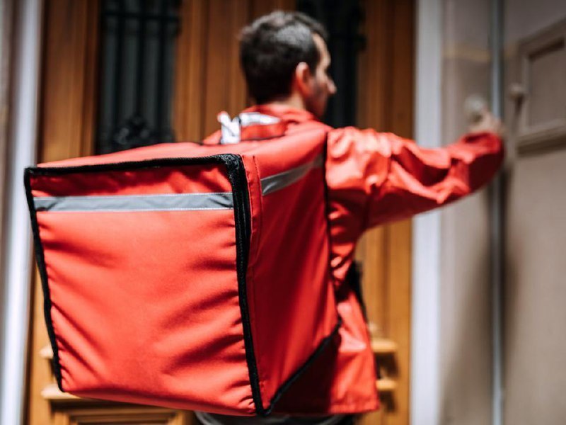 Курьерам и водителям начали предлагать до 150 тысяч рублей из за нехватки кадров Если в 2020 году средняя сумма в вакансиях составляла около 41 тыс рублей то сейчас она превышает 80 тыс рублей Наиболее заметный рост зафиксирован в массовых профессиях прежде всего в логистике и доставке Курьерам и водителям которым ранее предлагали 35 50 тыс рублей сегодня нередко обещают 140 150 тыс Резкий скачок связывают с развитием онлайн торговли ростом спроса на доставку и нехваткой персонала в регионах и крупных городах С учетом инфляции реальный рост доходов оказался скромнее и составил порядка 20 25 однако конкуренция за сотрудников продолжает подталкивать компании к повышению зарплат