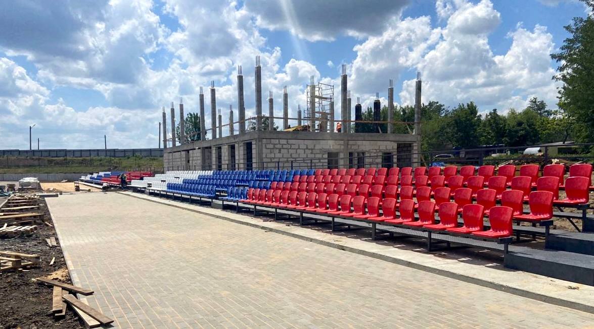  «Единый заказчик в сфере строительства» и подрядчики приступили к установке новых зрительных трибун на стадионе «Шахтер» в Брянке. Об этом ЛИЦ сообщили в пресс-службе компании. «На территории объекта строители уже завершили необходимые демонтажные работы и устройство грунта, приступили к комплексному обновлению футбольного поля, которое теперь будет покрыто искусственным газоном, и устройству новых беговых дорожек протяженностью 400 метров. Также строители модернизируют дренажную систему поля и уже приступили к монтажу современных трибун вместимостью более 600 зрителей», — говорится в сообщении. Вблизи футбольного поля строители возводят многофункциональную спортивную площадку для игры в баскетбол, волейбол и мини-футбол, воркаута и прыжков», — добавили в пресс-службе компании. Специалисты планируют завершить все строительные и ремонтные работы на стадионе к осени этого года.