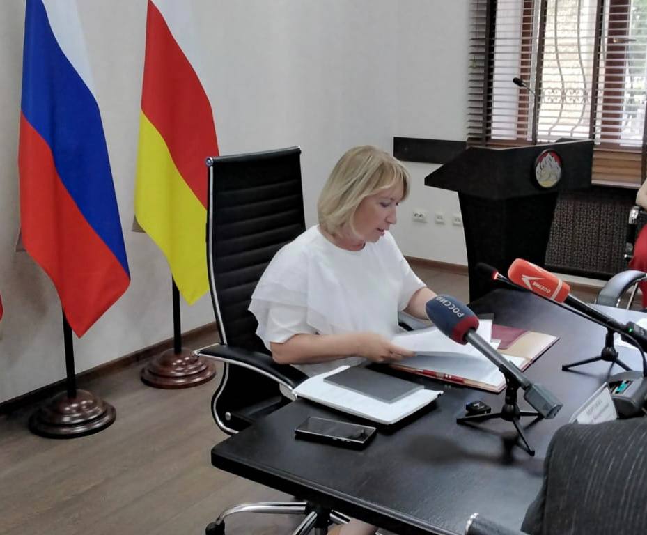 Сегодня во Владикавказе состоялось заседание Избирательной комиссии Республики Северная Осетия-Алания. Оно было посвящено порядку организации предстоящих выборов, которые пройдут у нас 13-14 сентября 2025 года. В ходе этого мероприятия прошло обсуждение следующих основных вопросов: 1. О многодневном голосовании на выборах в органы местного самоуправления. Было принято решение о проведении голосования в течение двух дней - в субботу 13 и в воскресенье 14 сентября. 2. Было принято решение о проведении на территории РСО-Алания дистанционного электронного голосования ДЭГ . 3. Речь шла и о готовности к использованию комплексов обработки избирательных бюллетеней КОИБ . Были отмечены преподаватели-наставники школьников, продемонстрировавших блестящие знания в ходе проведения Олимпиады по избирательному праву.