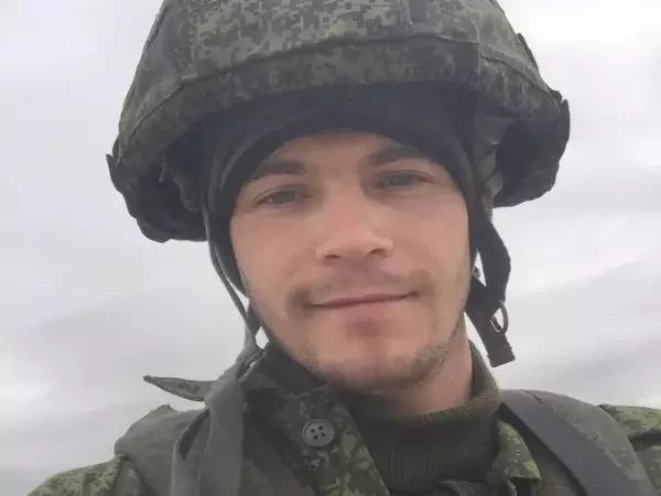 В зоне СВО без вести пропал 30-летний военнослужащий из Таганрога Ященко  В зоне специальной военной операции пропал военнослужащий из Таганрога. Об этом пишет donday. ru.  В зоне специальной военной операции без вести пропал военнослужащий Максим Ященко, известный под позывным «Музыкант». О его местонахождении ничего не известно с 21 августа.  С начала специальной военной операции Максим заключил контракт с Министерством обороны Российской Федерации и служил в составе 163-го полка военной части № 84839. Ранее он поддерживал связь с родственниками, однако в конце августа все контакты прервались. Последнее сообщение от Максима поступило близким из ДНР.  Среди особенностей, позволяющих его идентифицировать, — татуировка на шее в виде креста. Родные и друзья глубоко обеспокоены его исчезновением и обращаются ко всем, кто может обладать информацией о его местонахождении.   -Rostov.ru