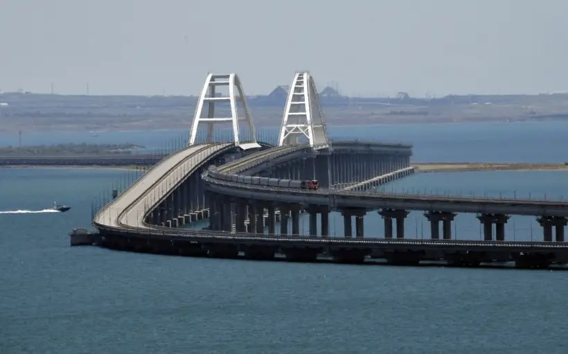 Более 1,8 млн туристов приехали в Крым по железной дороге с начала 2025 года, в летнем сезоне на полуостров курсирует 21 пара пассажирских поездов, сообщил руководитель Федерального агентства железнодорожного транспорта Александр Сахаров. "С учётом вводимых ограничений по пляжам Краснодарского края, конечно, большинство туристов переориентировало свой отдых именно на Крымский полуостров. В летний сезон у нас в Крым назначена 21 пара пассажирских поездов, из которых 11 сезонных – сформированный "Гранд Сервис Экспресс". Эти поезда у нас объединяют практически 46 регионов страны. За полгода предложено мест в этих поездах на 2,7% больше, чем в прошлом году. И перевезено уже более 1,8 миллиона пассажиров, что на 4,3% также выше уровня прошлого года", - сказал он на встрече с премьер-министром Михаилом Мишустиным. Фото: РИА Новости. Константин Михальчевский