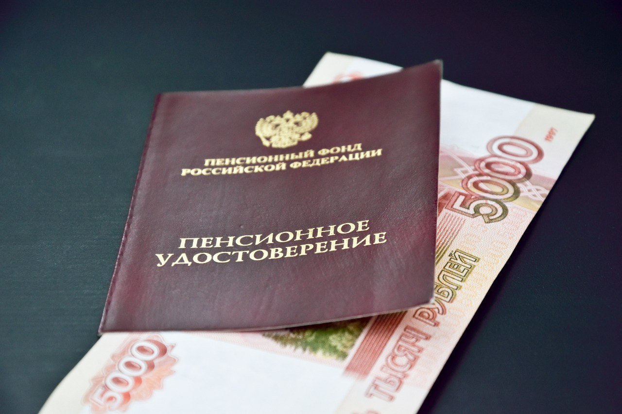 Отличные новости для ямальских пенсионеров прибавка пришла С начала этого года пенсии на Ямале выросли на 7 6 Это повышение почувствовали на себе почти 150 тысяч жителей округа Что изменилось в цифрах Средняя прибавка около 2600 рублей в месяц Теперь средняя пенсия по старости в регионе перевалила за 36 тысяч рублей Кому именно добавили Всем пенсионерам по возрасту Тем кто получает пенсию по инвалидности Людям потерявшим кормильца Важно индексация коснулась и работающих пенсионеров Всем им уже начислена доплата с учётом прошлых повышений И когда человек решит уйти с работы его пенсию автоматически пересчитают ещё раз добавив все пропущенные индексации Фото acidmit Shutterstock Fotodom