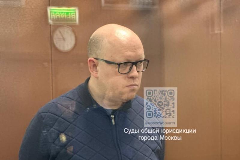 Экс министру дорожного хозяйства Челябинской области Нечаеву продлили срок домашнего ареста Такое решение принял Мещанский райсуд Москвы Алексея Нечаева задержали в феврале по подозрению в растрате На тот момент он занимал пост министра дорожного хозяйства и транспорта региона Нечаева увезли в Москву и заключили под стражу В октябре стало известно что он признал вину и был переведен под домашний арест В ноябре Нечаева уволили с должности министра По этому же делу были задержаны еще несколько человек По версии следствия деньги похитили при реализации госконтрактов с 2015 по 2019 годы Подписаться на канал ЕАН Челябинск