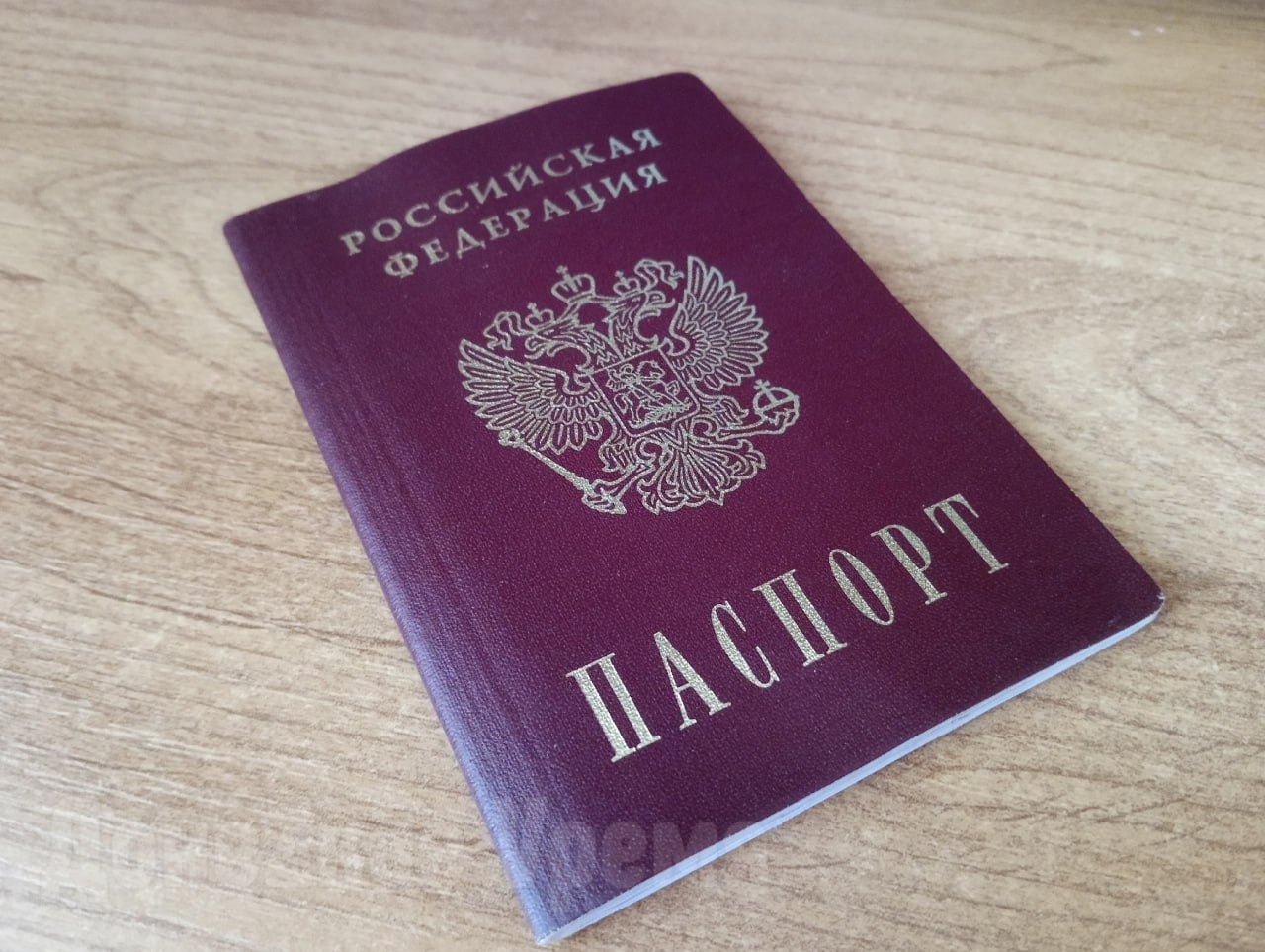 Минус выходной: в МВД ДНР опубликовали график работы подразделений по вопросам миграции в праздники В связи с праздниками и переносом выходных в ДНР подразделения по вопросам миграции не будут принимать граждан 12 и 13 июня. При этом суббота 14 июня — рабочий день. Оформить паспорт, прописку или воспользоваться другими услугами можно с 8:00 до 13:00. В этот день подразделения будут работать без перерыва. 15 июня — воскресенье, стандартный выходной. С 16 числа миграционная служба вернется к обычному режиму работы. Фото: Яна Дедогрюк