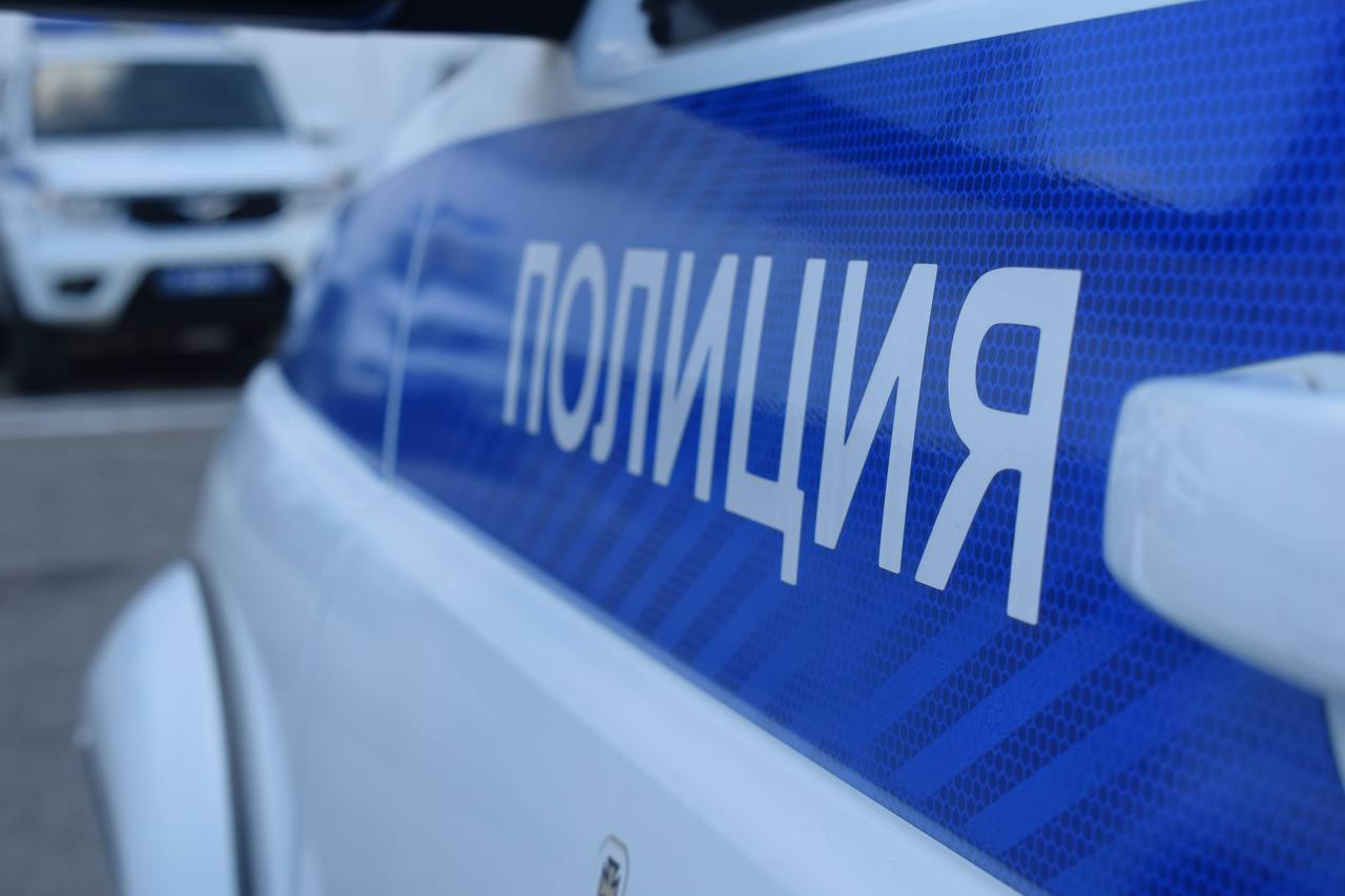 В Ставрополе сотрудниками полиции устанавливаются обстоятельства конфликта, произошедшего накануне в Юго-Западном районе краевого центра Накануне вечером в Отдел полиции №3 УМВД России по городу Ставрополю поступило сообщение об инциденте с причинение ножевого ранения в одном из скверов краевого центра. ⏺Оперативно прибывшие на место происшествия сотрудники полиции установили, что между двумя молодыми людьми произошел бытовой конфликт, в ходе которого один из них нанес оппоненту колото-резаную рану бедра. ⏺Пострадавшему - жителю краевого центра - была оказана необходимая медицинская помощь. Второго участника конфликта сотрудники патрульно-постовой службы доставили в Отдел полиции №3 УМВД России по городу Ставрополю для дальнейшего разбирательства. В настоящее время полицейскими устанавливаются все обстоятельства инцидента. По результатам проведенных мероприятий будет принято решение в соответствии с законодательством.