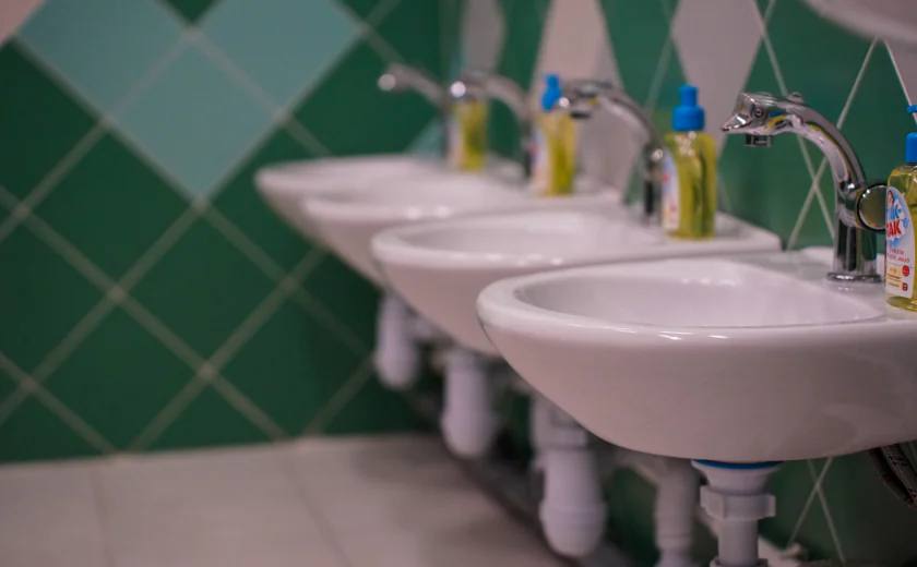 В каких районах Тульской области питьевая вода хуже Продолжаем изучать отчёт Роспотребнадзора по итогам прошлого года. В Тульской области 25% проб воды из источников централизованного питьевого водоснабжения не соответствовали гигиеническим нормативам по санитарно-химическим показателям. Наиболее плачевная ситуация наблюдается в следующих районах: Киреевский; Белевский; Кимовский; Плавский; Щекинский; Суворовский; Куркинский. Здесь показатели несоответствия превысили среднеобластной уровень.