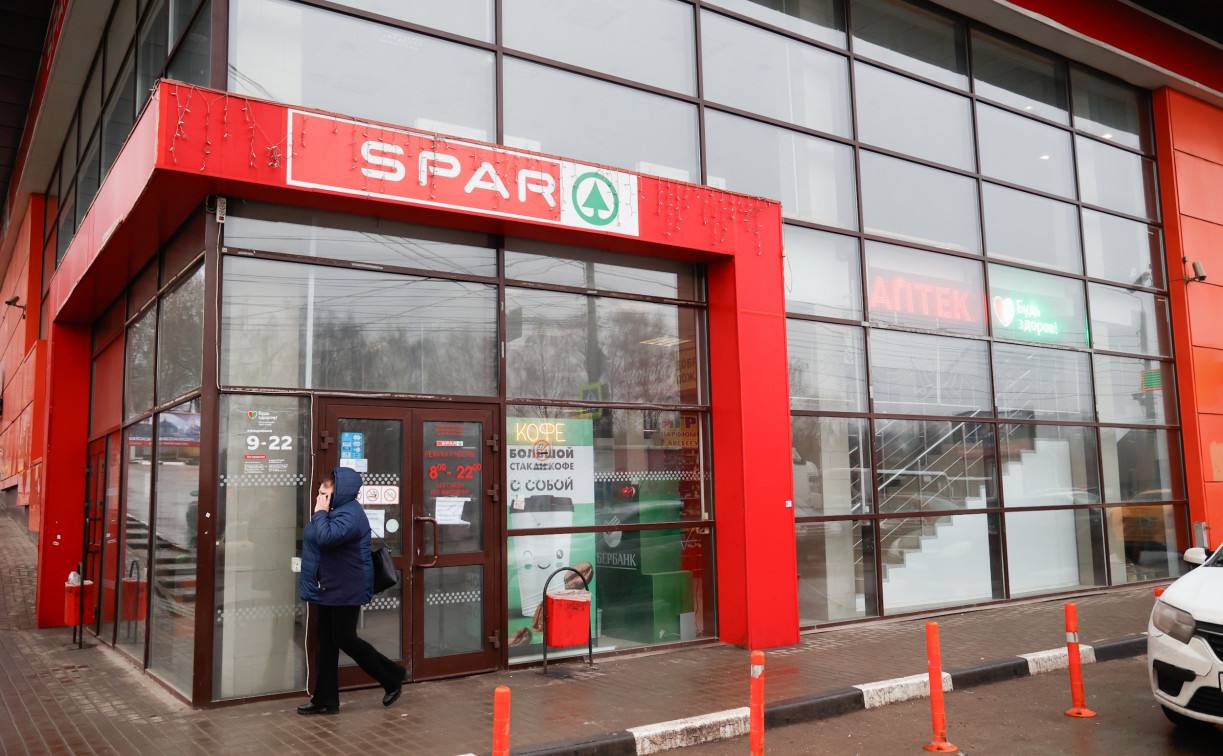 В компании SPAR прокомментировали информацию о закрытии магазинов  До середины 2025 года часть магазинов Spar будут реконструированы и заработают в современной концепции торговой сети «Пятёрочка» и «Перекресток».   Ребрендинг пройдет в рамках пилотного партнерского проекта X5 Group и SPAR Тула. Общее итоговое количество магазинов в рамках проекта в настоящее время обсуждается сторонами.  Отдельным пунктом достигнутых договоренностей стало сохранение рабочих мест для операционного персонала магазинов.  – пресс-служба SPAR.