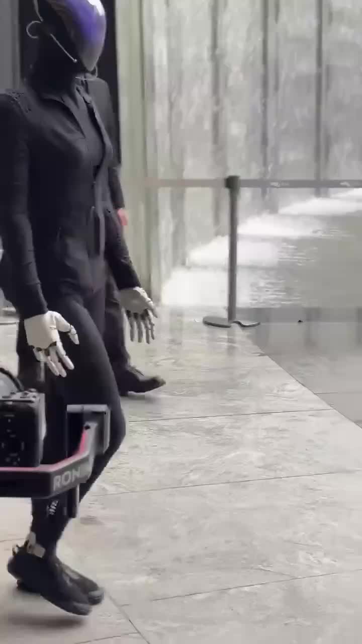 Xpeng представляет человекоподобного робота IRON с уникальной походкой