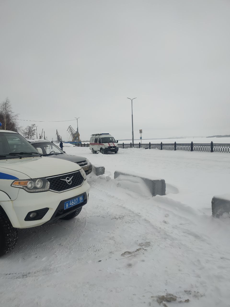 Школьники провалились под лед в Сургуте, один утонул  Два третьеклассника провалились под лед в районе Речпорта. Ребята, судя по всему, шли из школы. Как передает корреспондент СургутИнформ-ТВ с места, на берегу остались их школьные рюкзаки.  Одного удалось спасти, сейчас он отправлен в больницу. Второй, по нашим данным, ушел под воду прямо на глазах у спасателей. Сотрудники МЧС предупреждают, не выходить на лед, он слишком тонкий из-за теплой погоды.    Новости Сургута и Югры