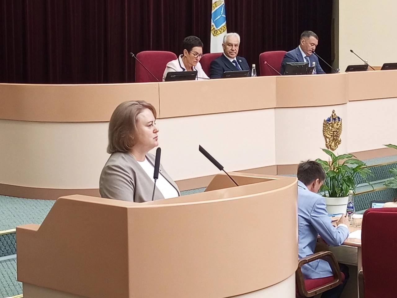 На пост уполномоченного по правам детей назначили Юлию Васильеву  Сегодня в Облдуме выбрали нового уполномоченного по правам детей. Вместо Татьяны Загородней, срок полномочий которой истек, на эту должность назначена Юлия Васильева.   Васильева в своей работе пообещала сосредоточиться на защите прав детей из семей участников СВО, а также обратить внимание на проблемы социального сиротства и помощь трудным подросткам. Она отметила, что в Саратовской области очень низкий уровень усыновлений и ситуацию нужно улучшать.  Она также предложила, чтобы малолетних наркоманов обязательно направляли на лечение, а не просто штрафовали. Из 40 задержанных подростков, употребляющих наркотики, только 4 отправили на лечение.  Новый омбудсмен также подчеркнула, что увеличивается количество нарушений среди несовершеннолетних на дорогах, таких как езда без прав и гонки на питбайках. Она призвала ужесточить ответственность родителей за покупку опасных игрушек для детей.    Прислать новость