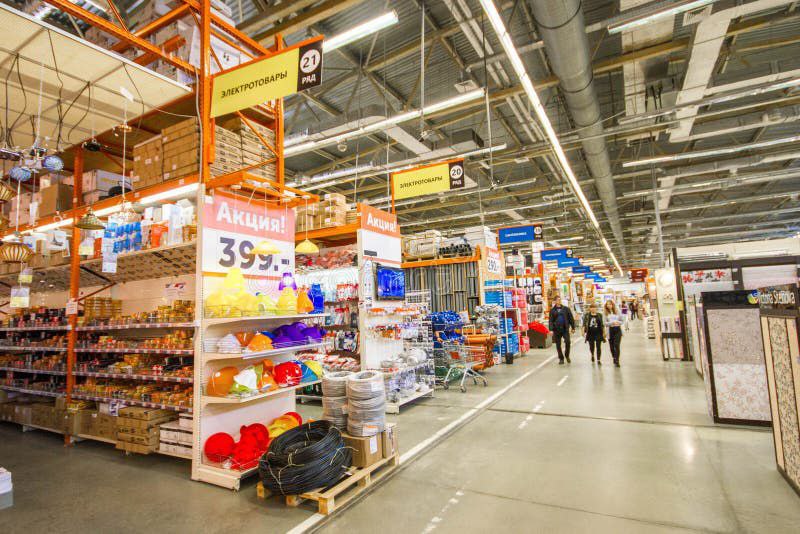 Нет новой квартиры нет и ремонта В России резко снизилась посещаемость магазинов товаров для дома и ремонта и главная тому причина конечно падение числа сделок на рынке жилья В итоге посещаемость DIY магазинов в январе августе сократилась на 18 год к году подсчитали в Focus Technologies и да это самое сильное падение среди всех сегментов ритейла Ещё конечно часть покупателей ушла как обычно в онлайн и на маркетплейсы ну и прошлый год был слишком активным Что по продажам дача сад огород минус 5 мебель и фурнитура минус 15 стройка и ремонт минус 4 данные Платформы ОФД При этом мебель подорожала средний чек уже 13 200 20 год к году DIY Ремонт ТоварыДляДома Ритейл мебель новостиритейла аналитика retail retailnews Знание сила Подписка кнопка