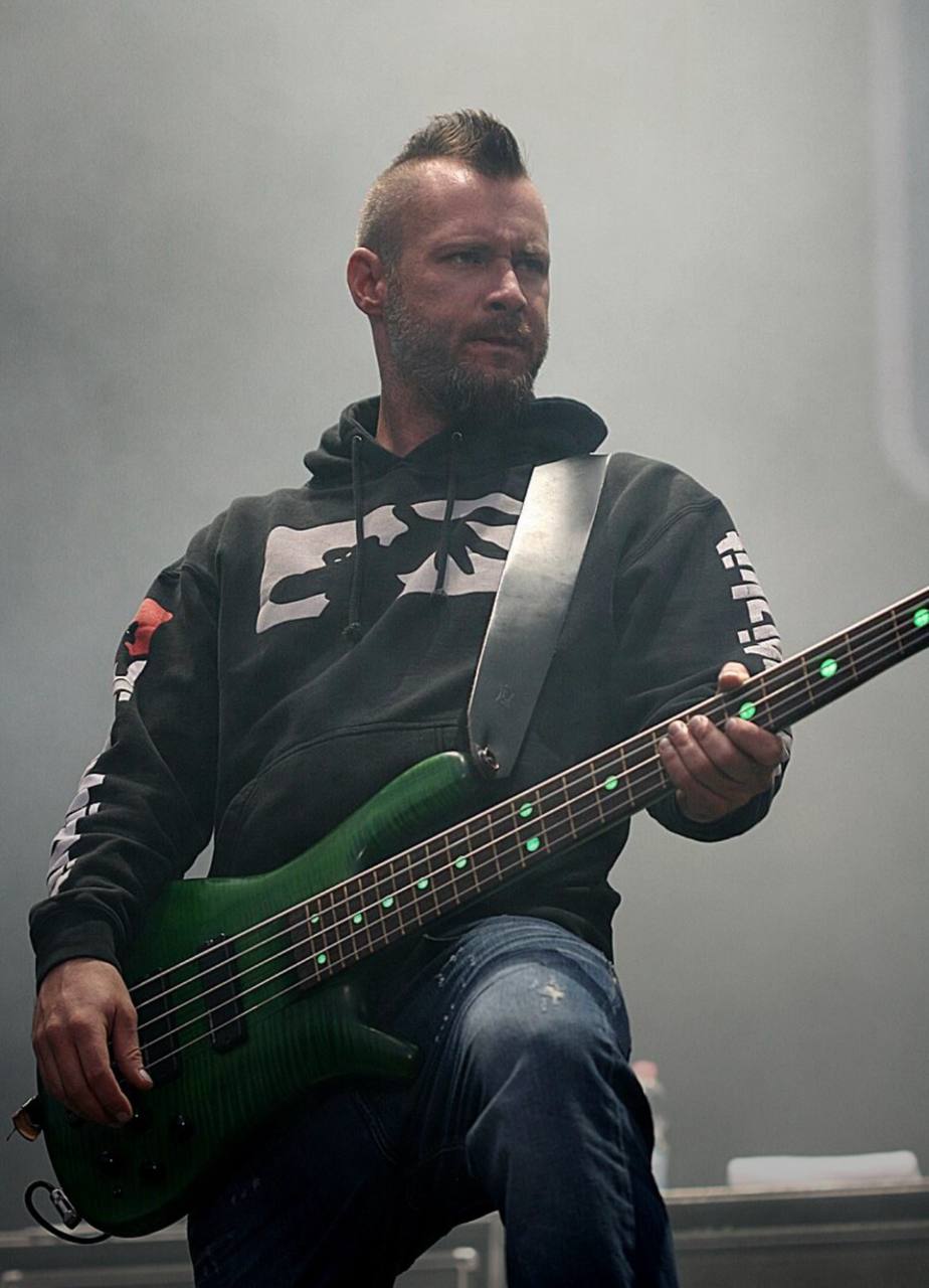 Умер бас гитарист группы Limp Bizkit Сэм Риверс Ему было 48 лет F