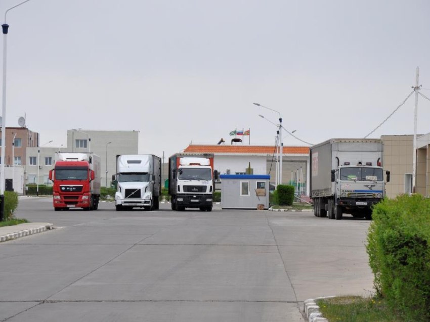 Порядок оформления виз водителям международных автоперевозок в Китай разъяснил Минтранс России Министерство транспорта Российской Федерации подготовило разъяснения относительно процедуры оформления виз гражданам России осуществляющим международные автомобильные перевозки в Китай Сообщение опубликовано Департаментом государственной политики в области автомобильного и городского пассажирского транспорта  С мая 2025 года вступили изменения в соглашение между правительствами России и КНР согласно которым водители получают право въезда на китайскую территорию по многократным визам сроком на один год Для оформления официальной документации необходимо представить ряд документов подтверждающих статус гражданина как профессионального водителя международной автомобильной перевозки Документы включают выписку из электронной трудовой книжки свидетельство профессиональной компетентности международного автомобильного перевозчика водительское удостоверение соответствующей категории действующий загранпаспорт и согласие на обработку персональных данных Заявления принимаются через Федеральное бюджетное учреждение Росавтотранс и электронную почту ведомства Кроме того отсутствует формальность обязательного участия перевозчиков в таких организациях как ассоциация международных автомобильных перевозчиков или иных объединениях   Подписывайтесь TG VK MAX