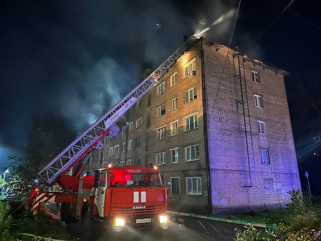 30 пожарных и 9 единиц техники ликвидируют пожар в пятиэтажке в Ельце Жильцов эвакуировали Прислать новость LipetskPeopleBot Подпишись на Липецк 1