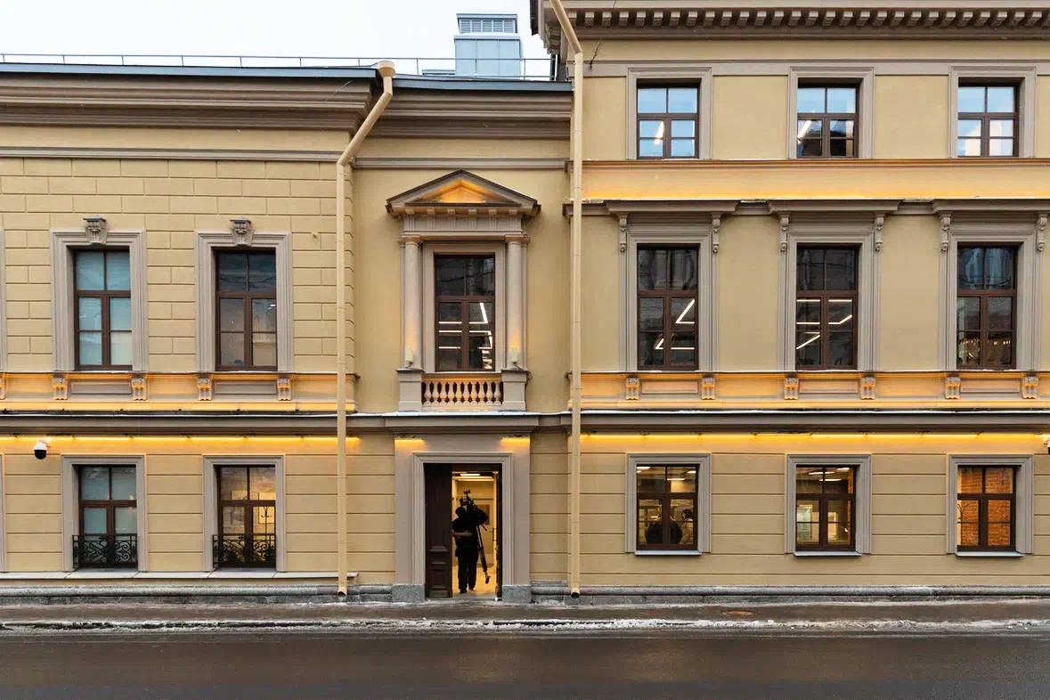 Совладелец группы Киевская площадь Год Нисанов профинансировал восстановление здания Пробирной палаты и Пробирного училища на набережной канала Грибоедова в Петербурге говорится в пресс релизе компании Там отмечается что демонтаж большей части исторических объектов фактически был произведен в 2008 году Единственный уцелевшим элементом осталась фасадная стена выходящая на Казанскую улицу После демонтажа проект был заморожен вплоть до 2024 года а Киевская площадь подключилась к работе с памятником в 2024 году по предложению Н П Патрушева и при содействии администрации Санкт Петербурга В восстановленном здании расположится многофункциональный спортивный объект с бассейном для лицея 211 имени Пьера де Кубертена Подписывайтесь на РИА Недвижимость в MAX