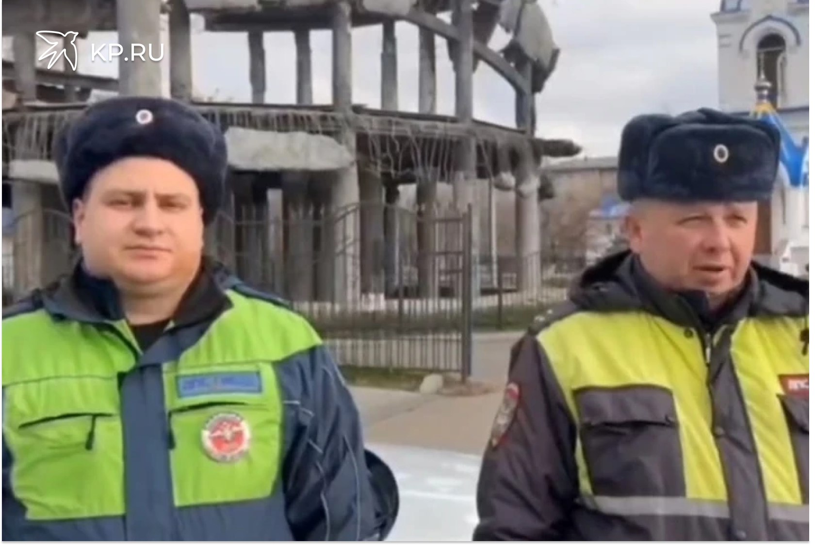 Воронежские полицейские быстро довезли в больницу обварившегося кипятком ребенка Сотрудники ГАИ Дмитрий Захаров и Сергей Корсяков пересадили мать с ребенком в свою машину и быстро довезли их до приемного отделения детской клинической больницы Скриншот видео региональной полиции Вечером 18 октября примерно в 18 10 к автоинспекторам находившимся неподалеку от дома 25 по улице 25 летия Октября в Воронеже подъехала Лада Гранта Об этом сообщает пресс служба региональной полиции Взволнованный водитель пояснил что его полуторагодовалая дочка обварилась кипятком Родители сами пытались доставить малышку в больницу но попали в час пик А промедление в такой ситуации угрожает здоровью девочки Сотрудники ГАИ Дмитрий Захаров и Сергей Корсяков пересадили мать с ребенком в свою машину и быстро довезли их до приемного отделения детской клинической больницы К счастью малышке своевременно оказали медицинскую помощь Родители поблагодарили стражей порядка за неравнодушный подход Подробнее