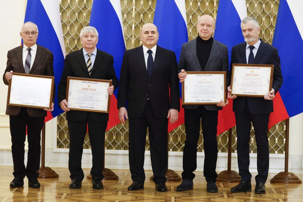 Премьер министр Михаил Мишустин вручил журналу Родина премию Правительства России Коллектив исторического научно популярного журнала Родина входит в издательский дом Российской газеты Мы отмечены премией Правительства в области СМИ за 2025 год Дипломы лауреатов премьер министр Михаил Мишустин вручил шеф редактору Родины Игорю Коцу его заместителям Семену Экштуту и Сергею Емельянову редактору Андрею Ванденко Лауреатом премии также стала старший дизайнер журнала Наталья Хохлова В последние годы сказал председатель правительства приходится чаще сталкиваться с попытками фальсификации истории Президент России напомнил Мишустин говорил что для победы в борьбе за умы и сердца людей необходимо использовать секретное стратегическое высокоточное межконтинентальной дальности оружие журналистов правду Так и поступают в Родине констатировал премьер Изданию удается объединить тех кто увлечен историей России отметил он rodinargru