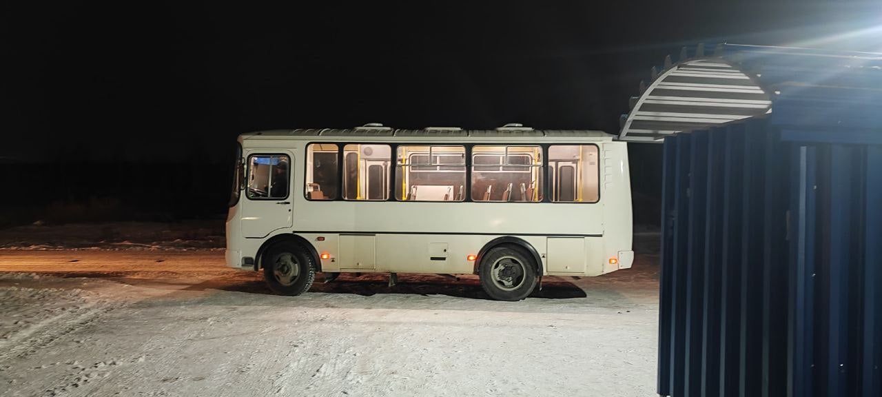 В Новосибирске 9-летний мальчик поскользнулся и попал под автобус  Инцидент произошёл рано утром 17 декабря. По данным ГАИ региона, водитель автобуса ПАЗ, при отъезде от остановки общественного транспорта на улице Спортивная, совершил наезд на ребёнка.  В ведомстве уточнили, что мальчик поскользнулся и попал под колёса. С различными травмами его доставили в больницу.  На месте ДТП работал наряд ДПС. Все обстоятельства устанавливаются.    МК в Новосибирске