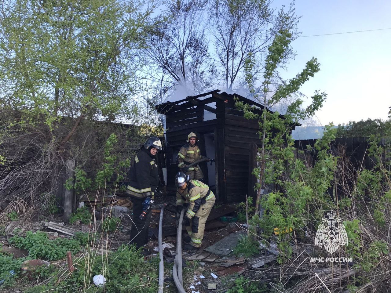 Оперативные итоги суток В крае зарегистрировано 4 пожара, спасено 2 человека. В г. Минусинске сгорела хозпостройка на площади 9 кв.м. Никто не пострадал. Причина пожара - неосторожное обращение с огнем неустановленных лиц фото 1 . За сутки ликвидировано 2 пала травы на площади 1,05 га. ⏺Сотрудники МЧС России на оказание помощи при ДТП привлекались 2 раза. В г. Енисейске произошло столкновение двух легковых автомобилей, пострадал один человек фото 2 . Происшествий на воде не зафиксировано