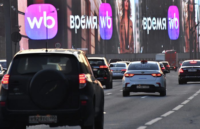ФАС выдала Wildberries предостережение за то, что маркетплейс обязывает продавцов открывать счета в дочернем банке В сообщении ФАС указано, что WB обновил оферту и указал, что с 30 июня 2025 года без открытия счета в Вайлдберриз Банке невозможны регистрация новых продавцов и продолжение работы ранее присоединившихся предпринимателей. Если требуемая операция не будет совершена, доступ к их личным кабинетам будет ограничен. Фото: Наталья Селиверстова/РИА Новости
